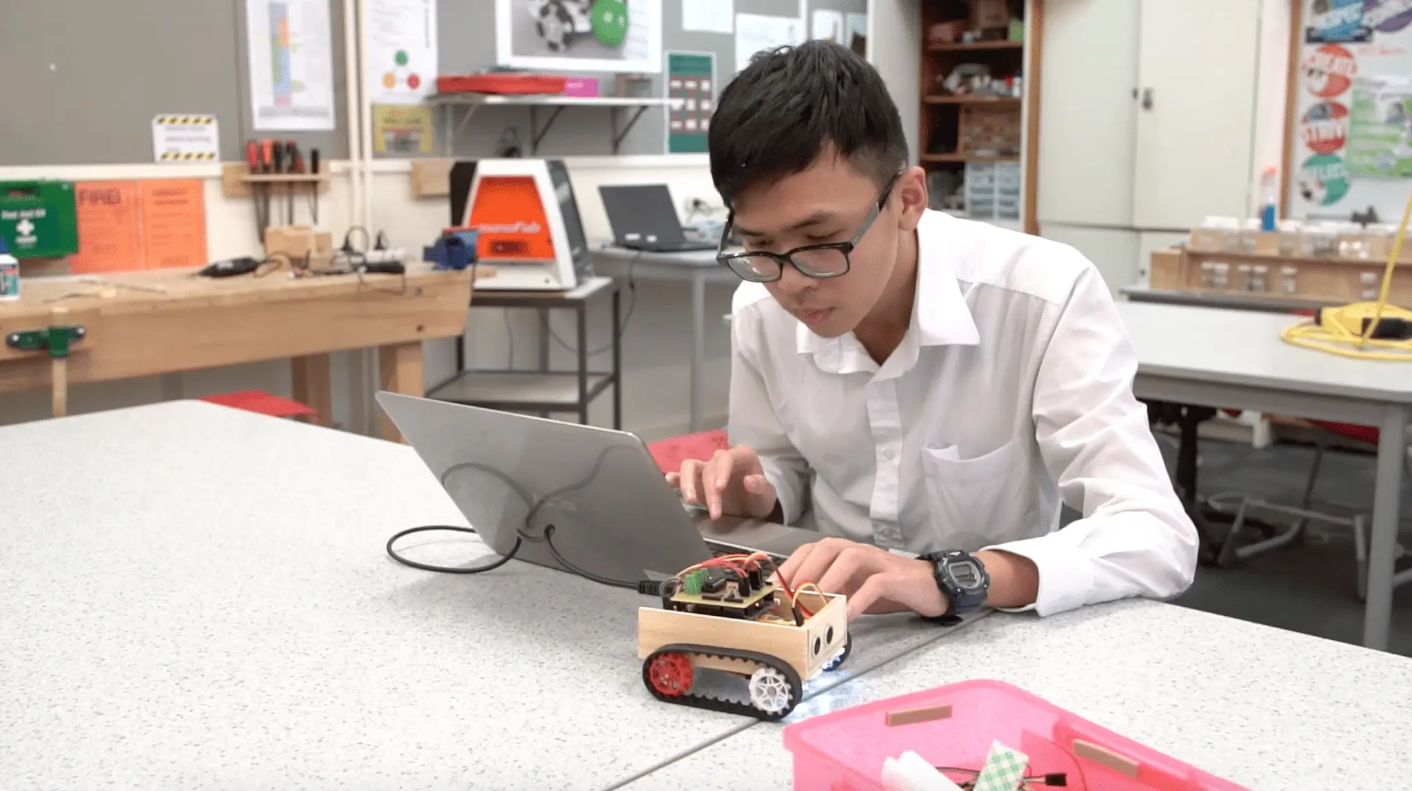 Xuân Khang trong giờ học Robotics tại trung học Pakuranga College