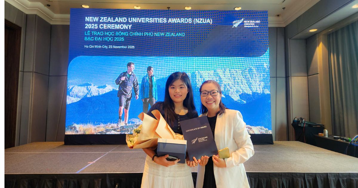 Hình ảnh bạn Mỹ Ngân tại buổi trao học bổng NZUA