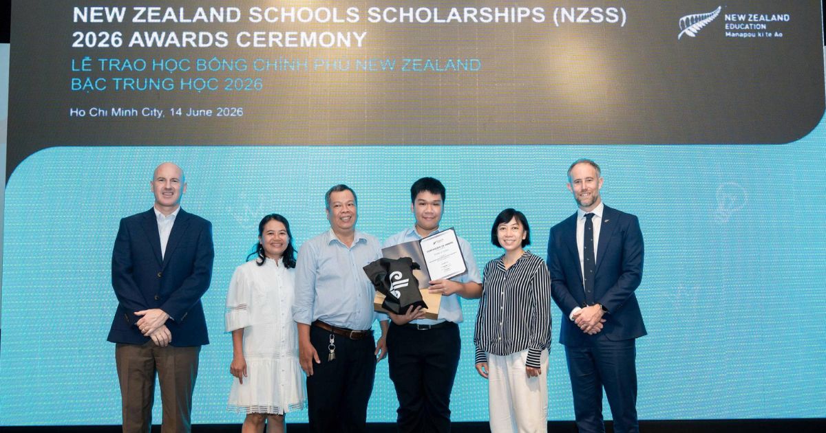 Học sinh Phan Lê Dũng nhận học bổng NZSS 2026